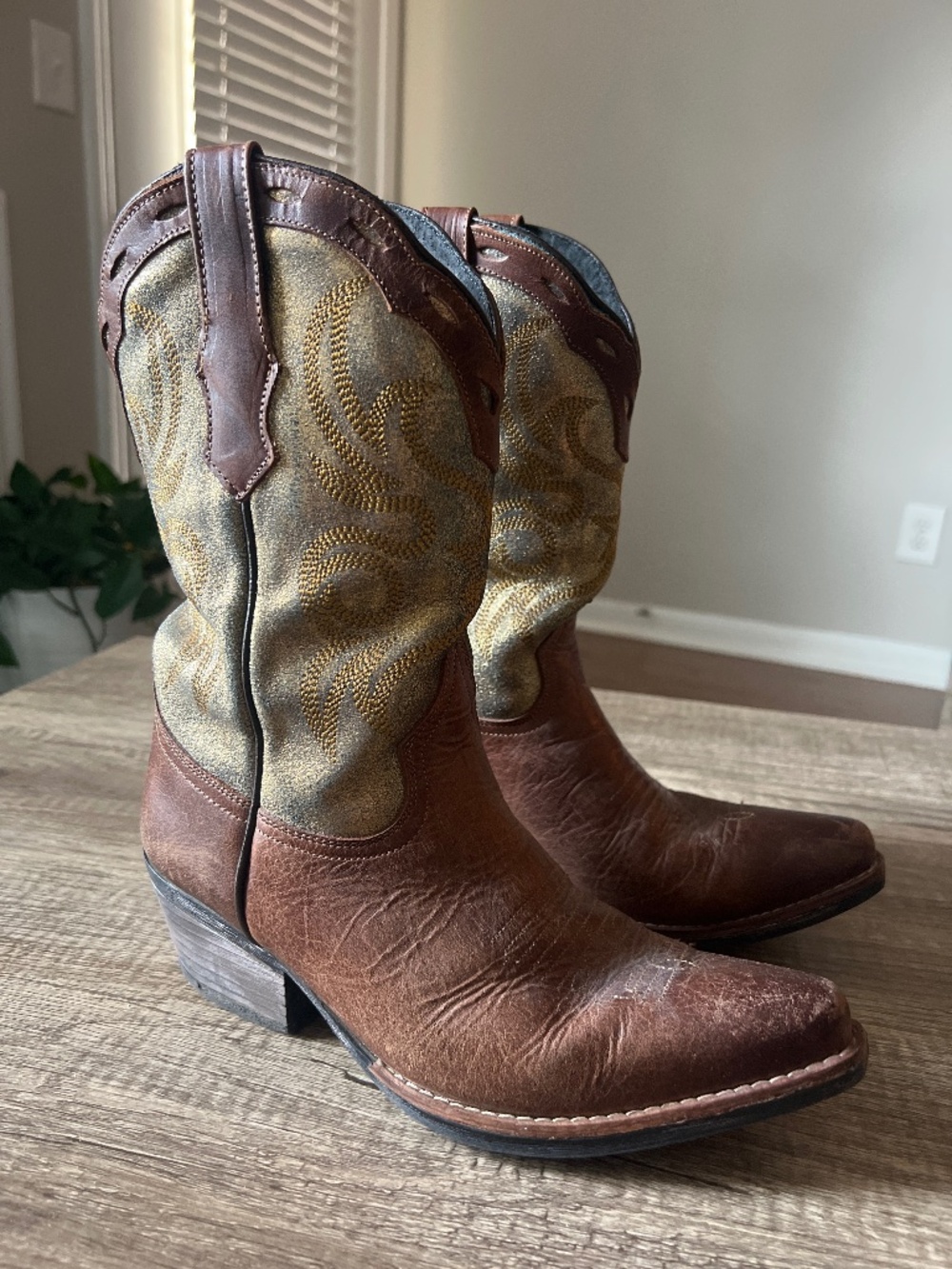 Women’s Sterling River Gold Sparkle Western Boots sz 10w, Wide Calf, Comfy